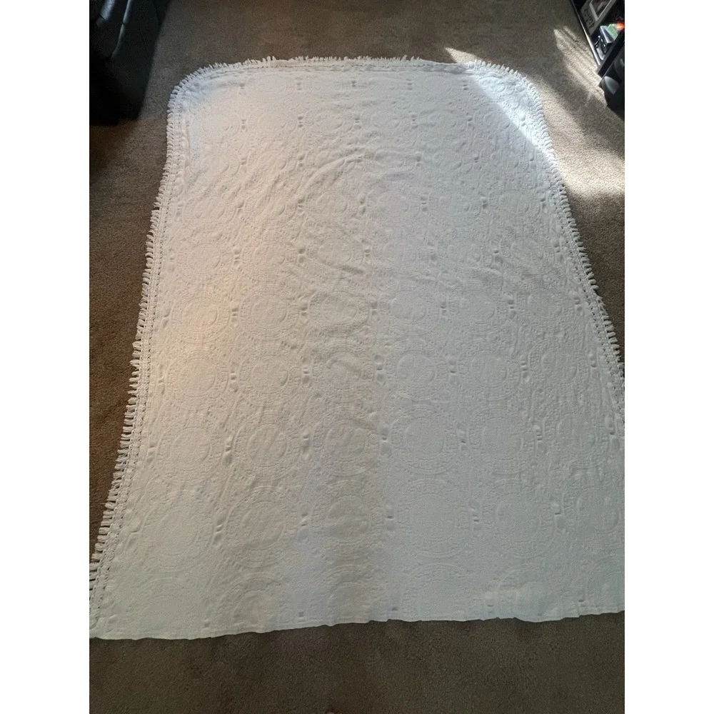 Vintage Cannon Matelasse Bedspread White Medallions Floral Fringe Twin